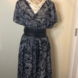 Black and White V-Neck Dress w/ Black Shell Sz L